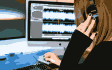 Grafisk fremstilling af kvinde der redigerer lyd på en PC