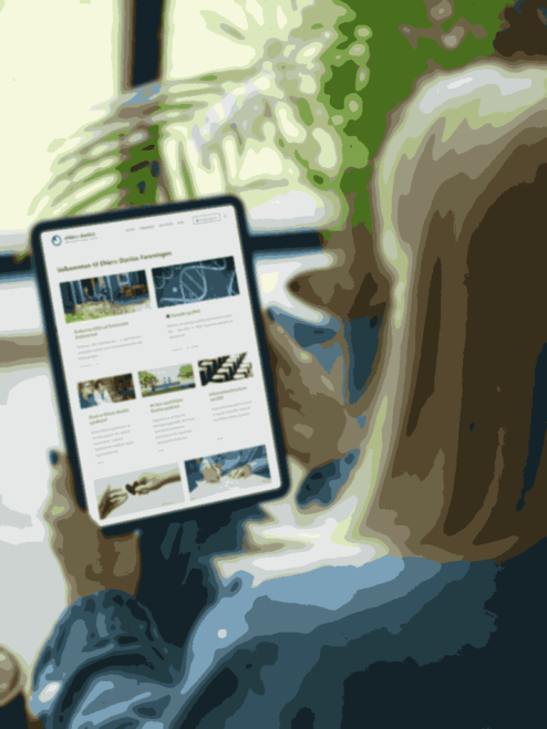 Person sitting with an iPad visiting the front page of the website EhlersDanlos.dk